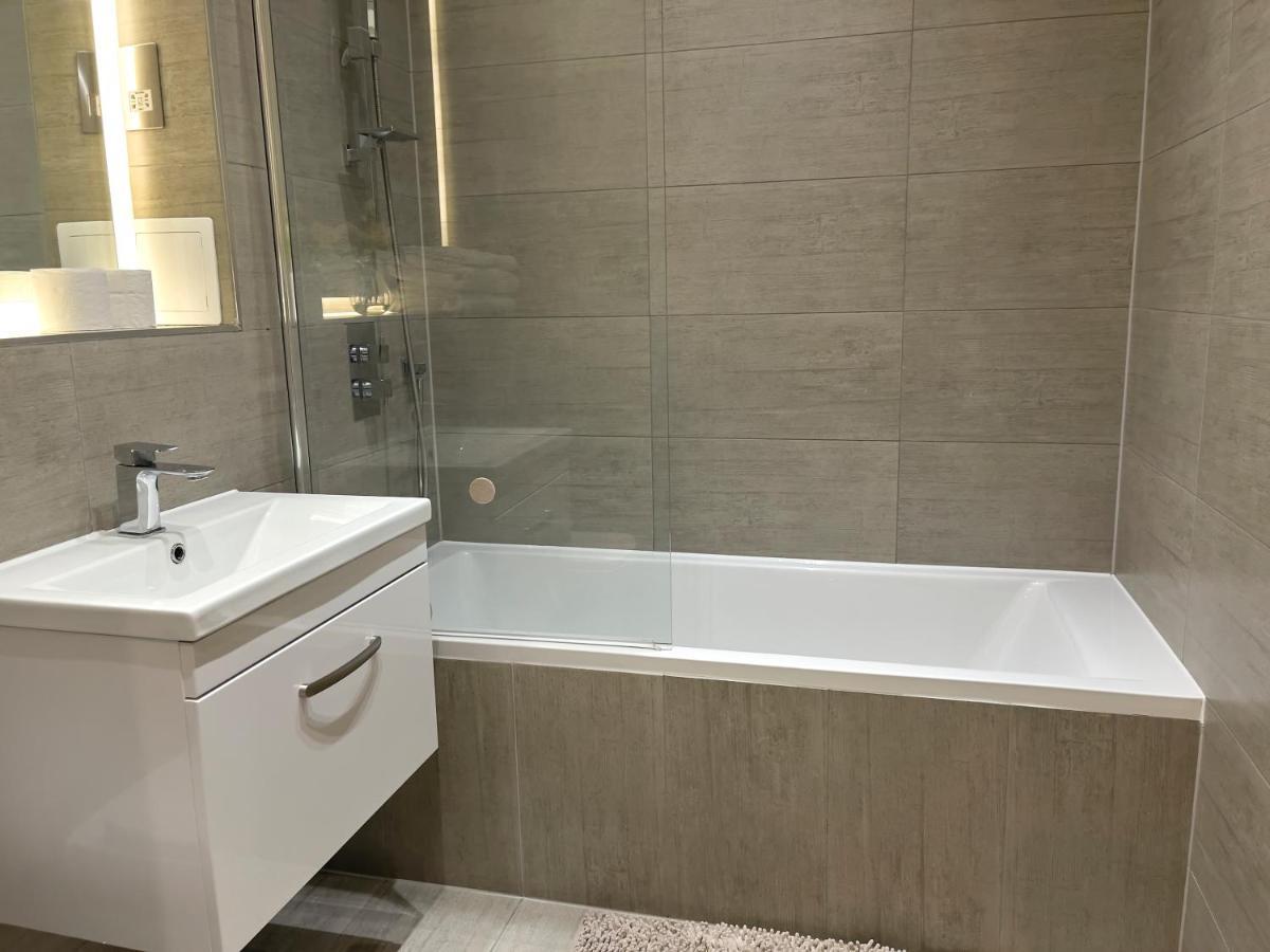 Lovely 2 Double Bedroom Flat With Free Parking - At The Atrium Mk 밀턴 케인즈 외부 사진
