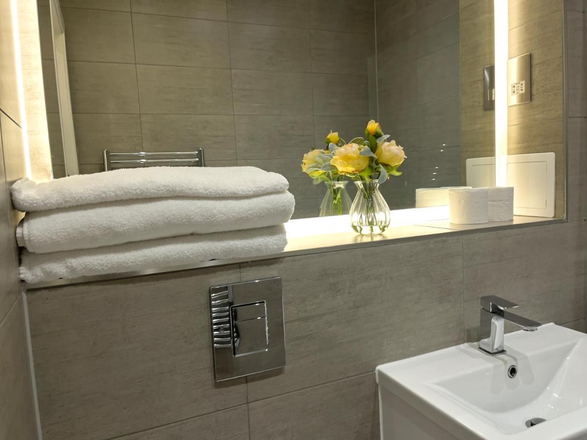 Lovely 2 Double Bedroom Flat With Free Parking - At The Atrium Mk 밀턴 케인즈 외부 사진
